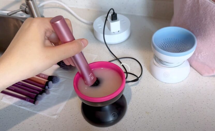 Cleaning makeup brushes in a machine